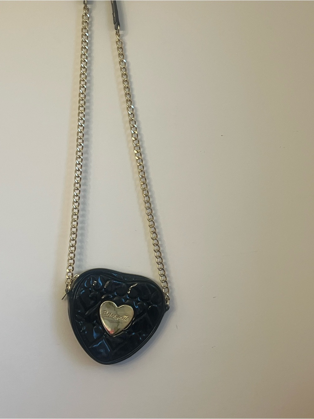 Vintage y2k Betsy Johnson heart -Shaped Patent Crossbody Bag with Gold Chain - Picture 3 of 7